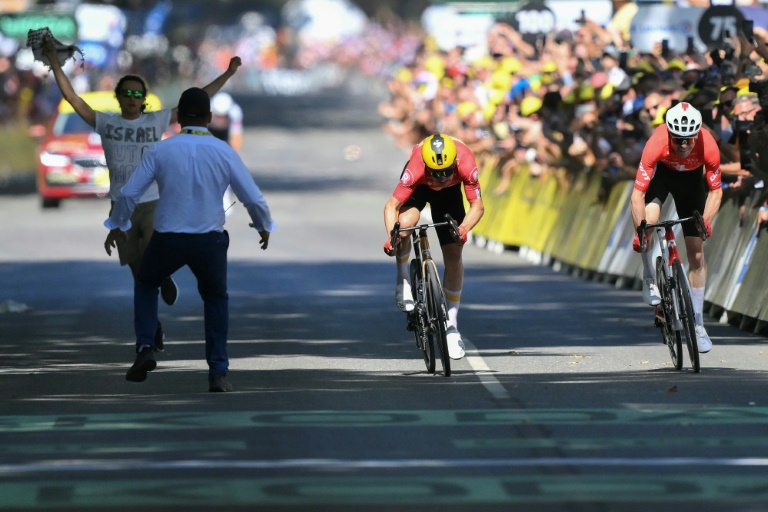 Un militant pro-palestinien, sur la gauche, lors de l'arrivée de la 11e étape du Tour de France, le 16 juillet 2025 à Toulouse