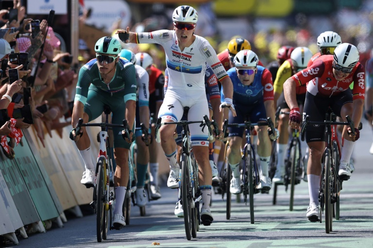 Paul Penhoët (en bleu et rouge en arrière-plan) lors de sa meilleure place en ce début de Tour de France, 5e, au terme du sprint massif à Chateauroux remporté par le Belge Tim Merlier, le 13 juillet 2025