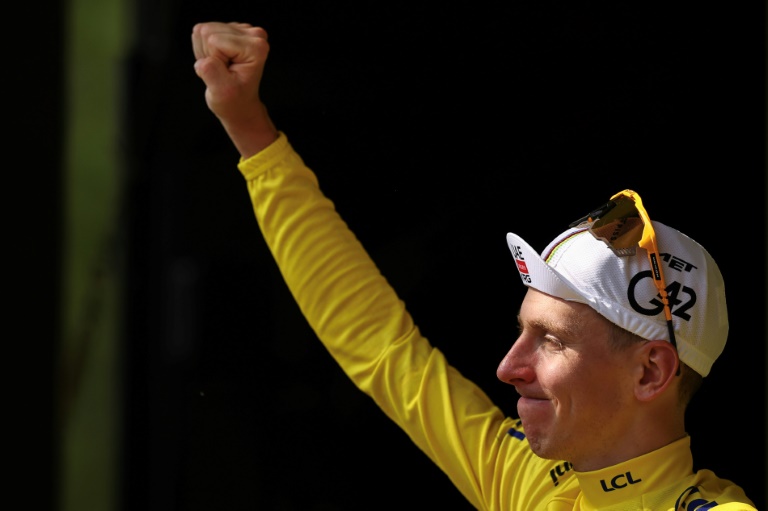 Le Slovène Tadej Pogacar (UAE), maillot jaune du Tour de France à l'arrivée de la 15e étape de l'édition 2025 à Carcassonne, le 20 juillet 2025.