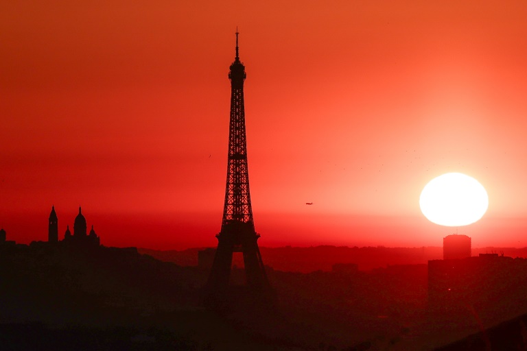 The sun rises behind the Eiffel Tower, last day heat wave france in Paris, on July 1, 2025 during a heat wave