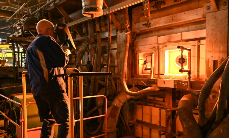 Un employé surveille un four à l'usine de fabrication du verrier Arc, le 13 septembre 2022 à Arcques, dans le Pas-de-Calais