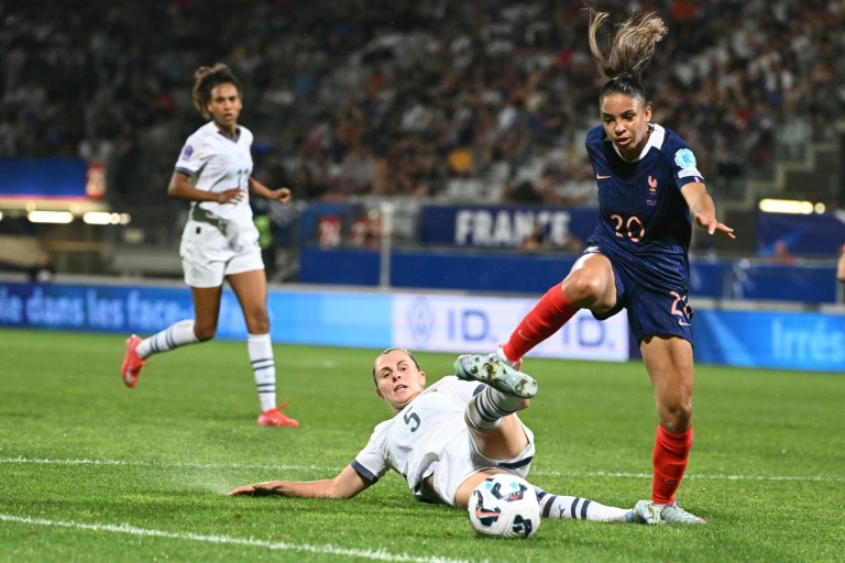 Delphine Cascarino (à droite) lors du match France-Suisse de la Ligue des nations féminine le 30 mai 2025 à Nancy en France