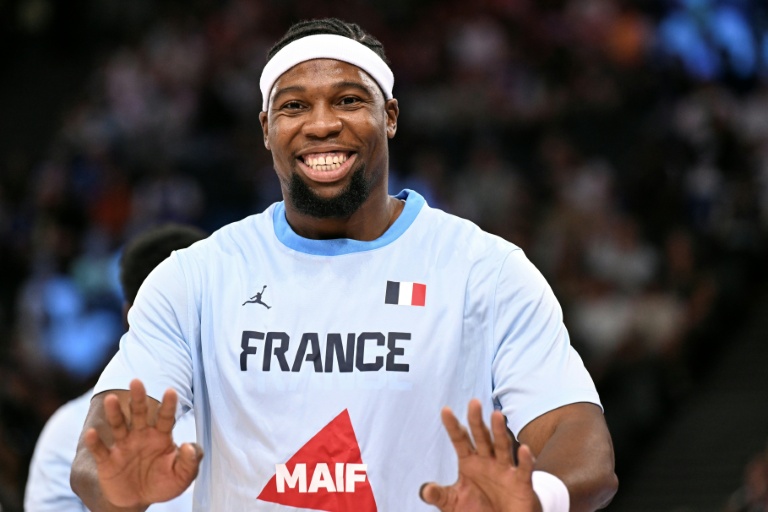 Le Français Guerschon Yabusele à l'éachauffement avant le match de basket entre la France et l'Espagne préparatoire à l'Euroasket 2025 à l'Accor Arena à Paris le 16 août 2025.