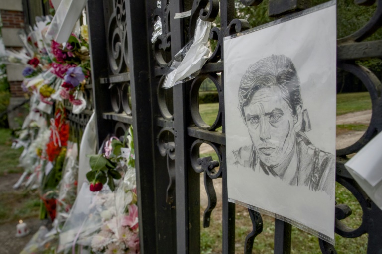Des fleurs déposées devant la propriété d'Alain Delon à Douchy le jour de son décès, le 18 août 2024