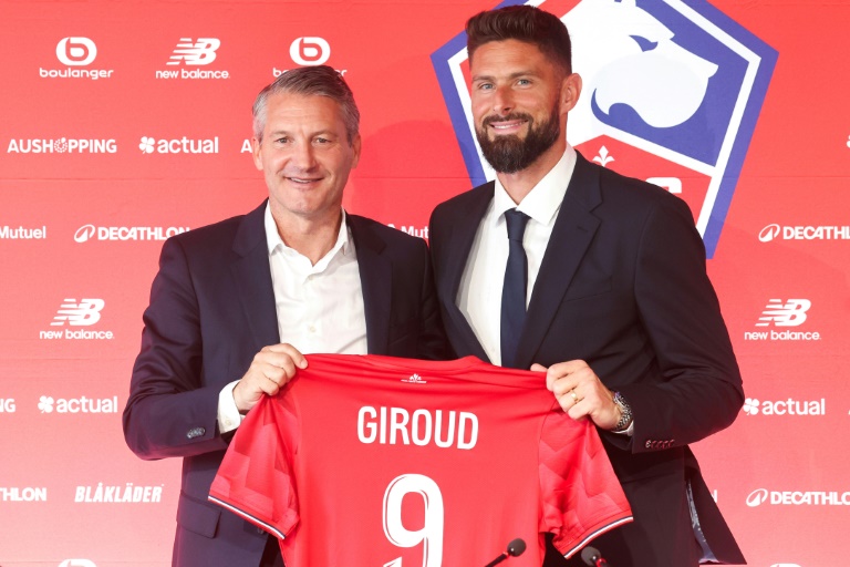 Le président du LOSC, Olivier Létang, qui pose aux côtés de son nouveau buteur, Olivier Giroud, lors de la conférence de presse de présentation au Domaine de Luchin (centre d'entraînement du LOSC) à Camphin-en-Pévèle, le 2 juillet 2025.