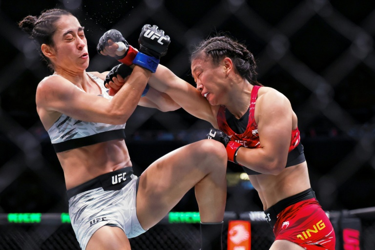 Shi Ming (à droite) tente une attaque contre la Brésilienne Bruna Brasil, le 22 août à Shanghai.