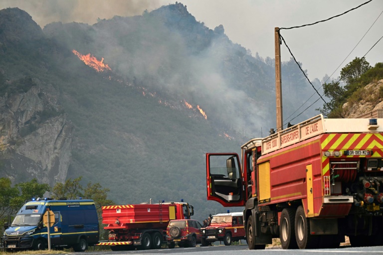 Des véhicules des sapeurs-pompiers face à un incendie près de Fraissé-des-Corbières, dans l'Aude, le 6 août 2025