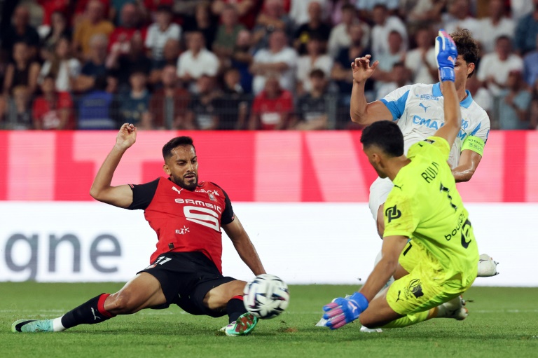 L'attaquant de Rennes, Moussa Tamari, au duel face à au gardien argentin de l'OM Geronimo Rulli, le 15 août 2025