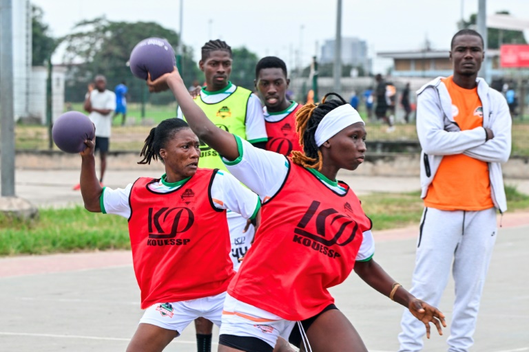 Des joueurs de l'équipe nationale de Côte d'Ivoire s'entraînent au dodgeball à l'Institut National de la Jeunesse et des Sports (INJS) dans la commune de Marcory, à Abidjan, le 11 août 2025
