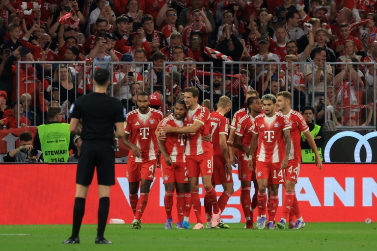 Les joueurs du Bayern se congratulent après un but de Michael Olise (3e D), face à Leipzig, le 22 août 2025 à Munich
