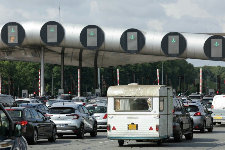 Des automobilistes au péage de Saint-Arnoult-en-Yvelines, aux portes de Paris, lors du traditionnel chassé-croisé estival, le 2 août 2025