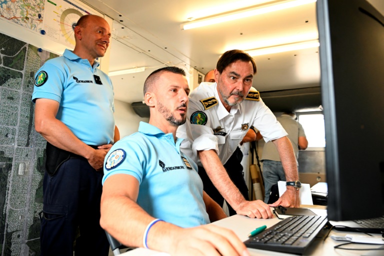 Le préfet de la Moselle Pascal Bolot (à droite) et le commandant du groupement de gendarmerie, le général Marc Peyrar (à gauche), surveillent les arrivées de caravanes sur l'ancienne base aérienne de Grostenquin, en Moselle, le 22 août 2025