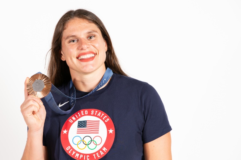 L'Américaine Ilona Maher, médaillée de bronze du tournoi olympique de rugfby à VII lors des Jeux de Paris 2024, pose le 31 juillet 2024 à Paris