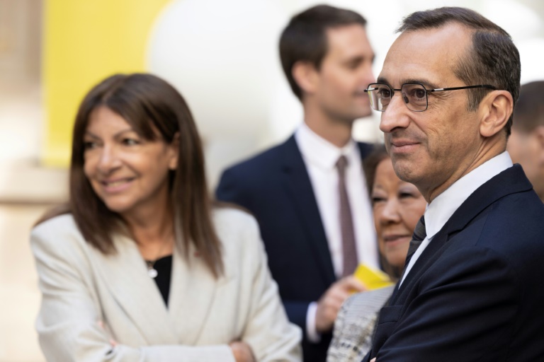 Le sénateur socialiste Rémi Féraud (à droite) et la maire de Paris Anne Hidalgo, le 19 mai 2025 dans la capitale