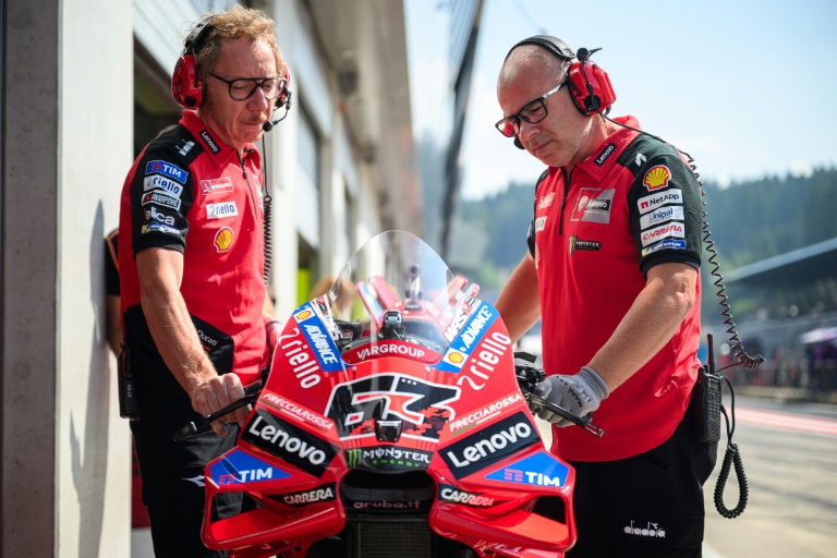 Les ingénieurs de Ducati préparant la moto de l'Italien Francesco Bagnaia lors des séances d'essais libres du GP d'Autriche au Red Bull Ring de Spielberg, Autriche, vendredi 15 août.
