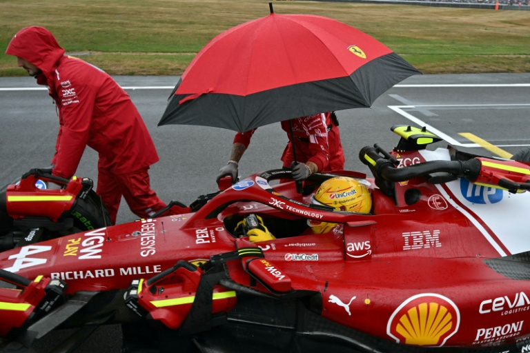 Le pilote britannique de Ferrari Lewis Hamilton avant le départ du Grand Prix de Grande-Bretagne à Silverstone le 6 juillet 2025.