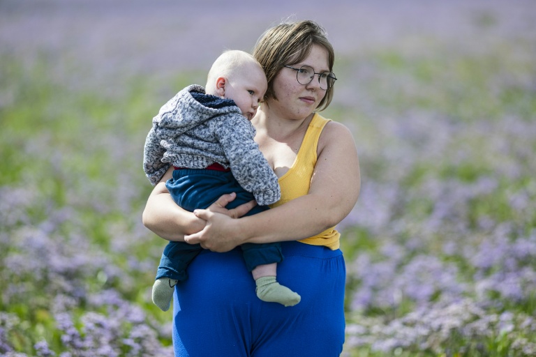 Anne-Marie Seye et son bébé au Crotoy, dans la baie de Somme, le 30 juillet 2025