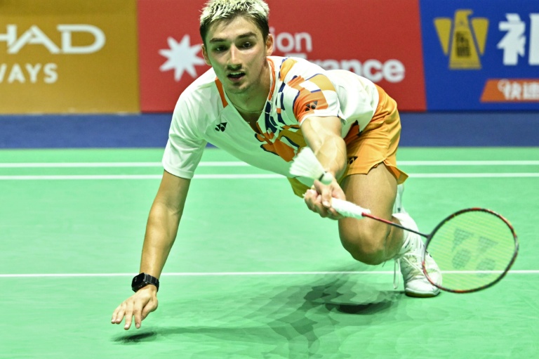 Le Français Christo Popov face au Chinois Shi Yu Qi en huitièmes de finale des Mondiaux de badminton, à Paris, le 28 août 2025