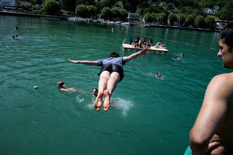 Un baigneur plonge dans une portion surveillée du lac du Bourget, en Savoie, le 8 août 2025