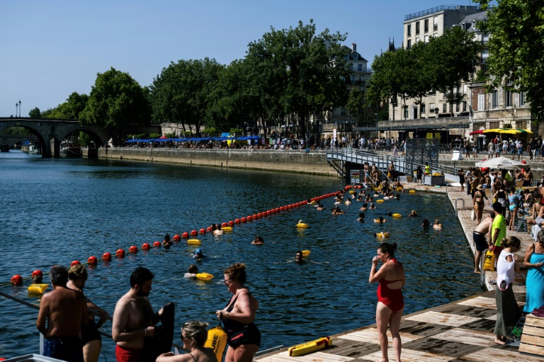 Des personnes se baignent dans la Seine au bras Marie, à Paris le 10 août 2025