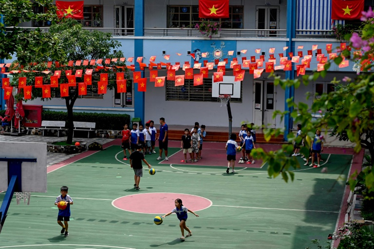 Des élèves jouent dans la cour de l'école Doan Thi Diem d'Hanoï, la première de la capitale vietnamienne à avoir introduit le français en primaire, le 29 août 2025
