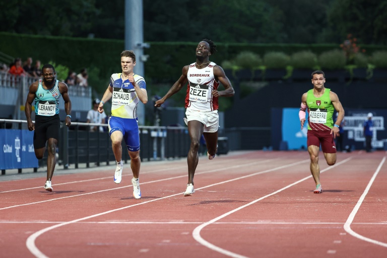 Le sprinteur français Ryan Zézé (C) lors de la finale du 200 m des championnats de France d'athlétisme, à Talence, le 2 août 2025
