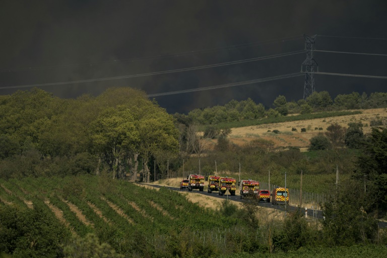Des véhicules des sapeurs-pompiers en route vers un feu qui s'est déclenché dans l'Aude, à Tournissan, le 5 août 2025