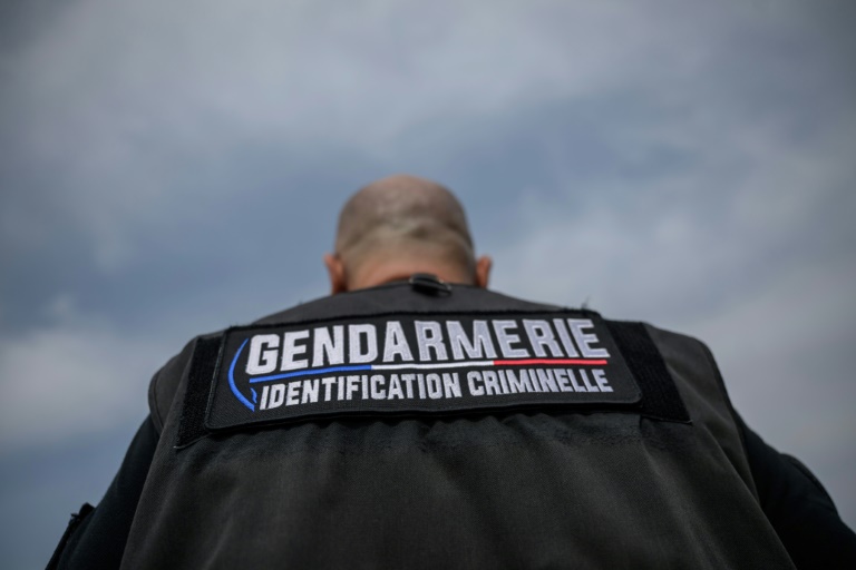 Le gendarme Emmanuel Guinard inspecte une zone touchée par un récent incendie de forêt, à Luc-sur-Orbieu, près de Narbonne, le 19 août 2025 dans l'Aude