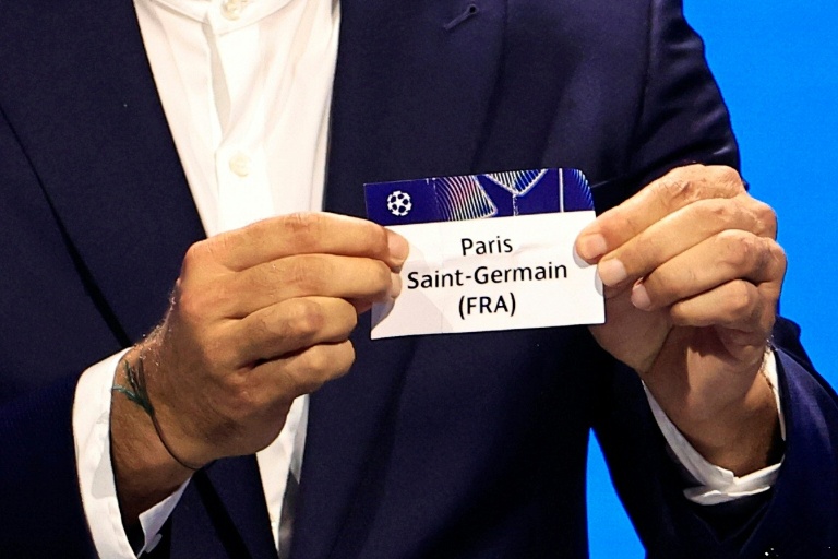 L'ancien gardien italien Gianluigi Buffon montre le papier du Paris Saint-Germain lors du tirage au sort de la Ligue des champions 2024-2025 à Monaco le 29 août 2024.