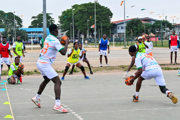 Des joueurs de l'équipe nationale de Côte d'Ivoire s'entraînent au dodgeball à l'Institut National de la Jeunesse et des Sports (INJS) dans la commune de Marcory, à Abidjan, le 11 août 2025
