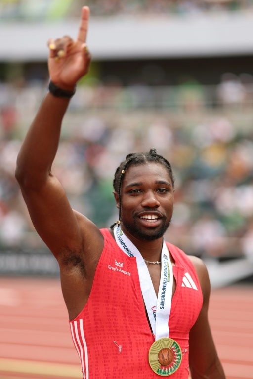 Le médaillé d'or Noah Lyles célèbre sa victoire après avoir remporté la finale du 200 m masculin lors des championnats américains d'athlétisme en plein air à Hayward Field, le 3 août 2025 à Eugene, dans l'Oregon