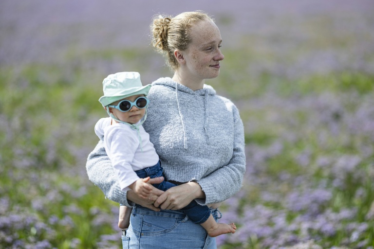 Lou-Anne Begue pose avec son bébé de 11 mois au Crotoy, dans la baie de Somme, le 30 juillet 2025
