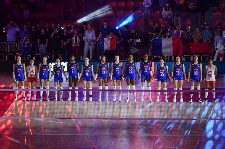 Les Bleues du volley durant l'hymne précédant leur 8e de finale du Mondial contre la Chine, le 31 août 2025 à Bangkok