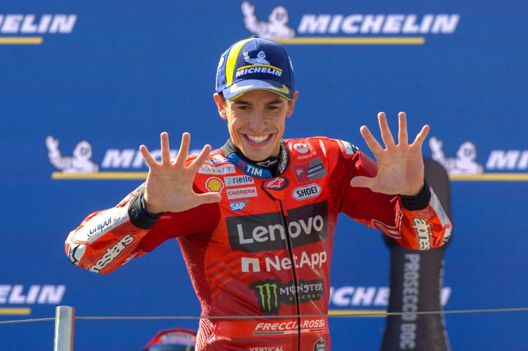 Le pilote espagnol de Ducati Marc Marquez sur le podium après sa victoire lors du Grand Prix de Hongrie en MotoGP au Balaton Park le 24 août 2025