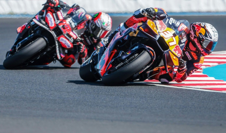 Le pilote espagnol Pedro Acosta (KTM) et le pilote italien Marco Bezzechi (Aprilia) lors du Grand Prix de Hongrie en MotoGP au Balaton Park le 24 août 2025