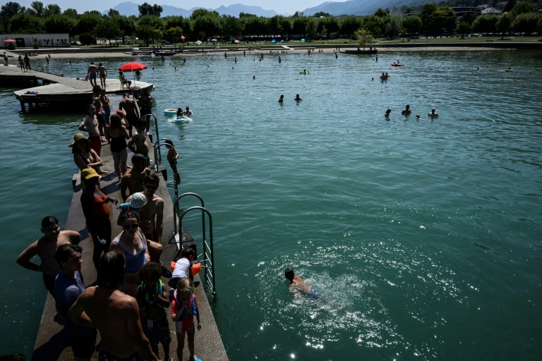 Des baigneurs dans le lac du Bourget, en Savoie, le 8 août 2025