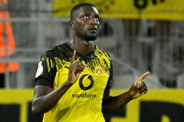 L'international guinéen du Borussia Dortmund Serhou Guirassy célèbre un but inscrit en Coupe d'Allemagne sur le terrain d'Essen, le 18 août 2025