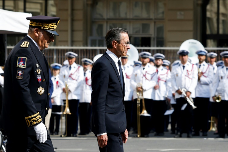 Le ministre de l'Intérieur Bruno Retailleau  (d) et le préfet de police de Paris Laurent Nunez (g), lors d'une cérémonie marquant le 81e anniversaire de la libération de Paris, le 26 août 2025 à la préfecture de police à Paris