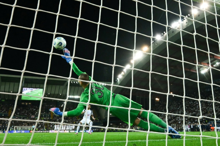 Lucas Chevalier arrête le tir au but  du défenseur des Spurs Micky van de Ven et permet au PSG de remporter la Supercoupe contre Tottenham le 13 août 2025 à Udine en Italie