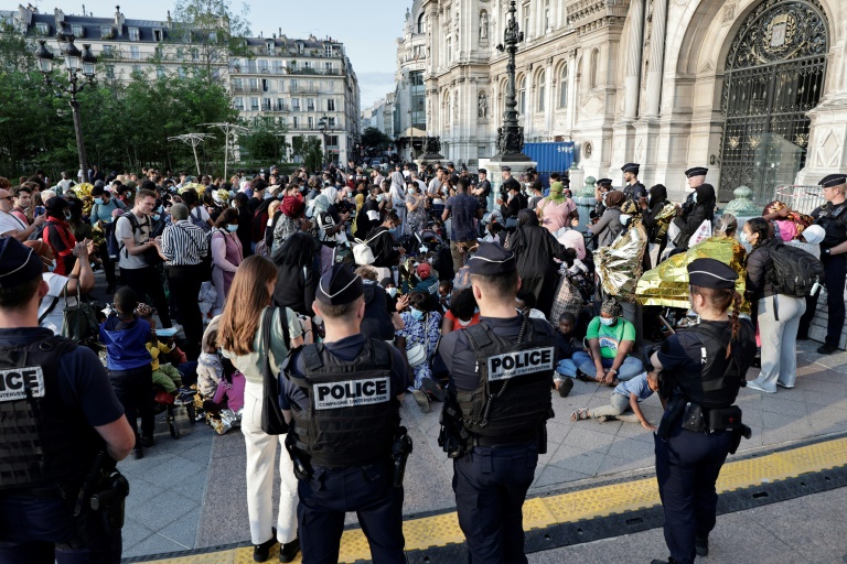 Rassemblement de sans abri devant l'Hôtel de ville de Paris, le 5 août 2025