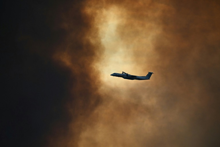 Un bombardier Dash participe à la lutte contre un incendie au-dessus de Fontjoncouse dans l'Aude le 6 août 2025
