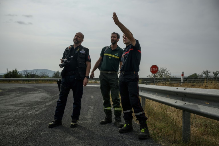 (g-d) Le gendarmer Emmanuel Guinard, Stéphane Paoli, technicien de l'ONF et Jean-Paul Baylac, chef du service des incendies de forêt du Service d'incendie et de secours de l'Aude, inspectent une zone touchée par un récent incendie de forêt, à Luc-sur-Orbieu, près de Narbonne, le 19 août 2025