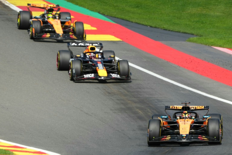 Max Verstappen intercalé entre les deux pilotes Mclaren d'Oscar Piastri (devant) et Lando Norris (derrière), les favoris à la victoire finale, lors de la course sprint du Grand Prix de Belgique, à Spa-Francorchamps le 26 juillet 2025