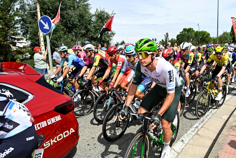 Le coureur norvégien Torsten Traeen (maillot rouge au centre) lors du départ de la 9e étape du Tour d'Espagne à Alfaro le 31 août 2025