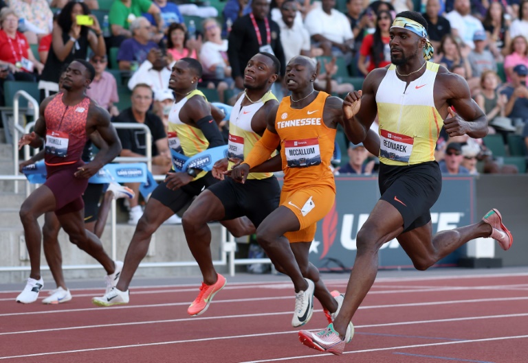 Kenny Bednarek (d) remporte le 100 m des sélectioons US pour les Mondiaux d'athlétisme le 1er août 2025 à Eugene dans l'Oregon