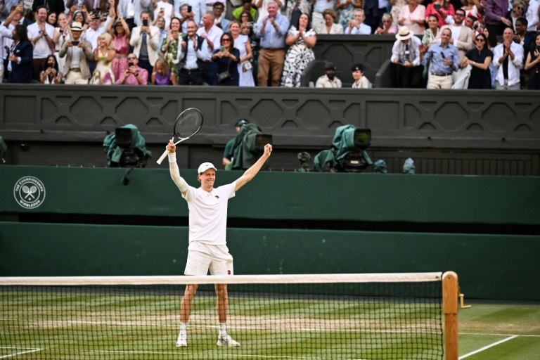 Jannik Sinner au moment de sa victoire finale à Wimbledon face à Carlos Alcaraz, le 13 juillet 2025 à Londres