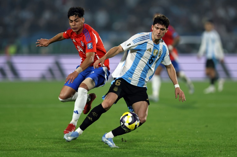 Le défenseur argentin Leonardo Barlerdi (d) face au Chilien Dario Osorio, en qualifications au Mondial-2026, le 5 juin 2025 à Santiago