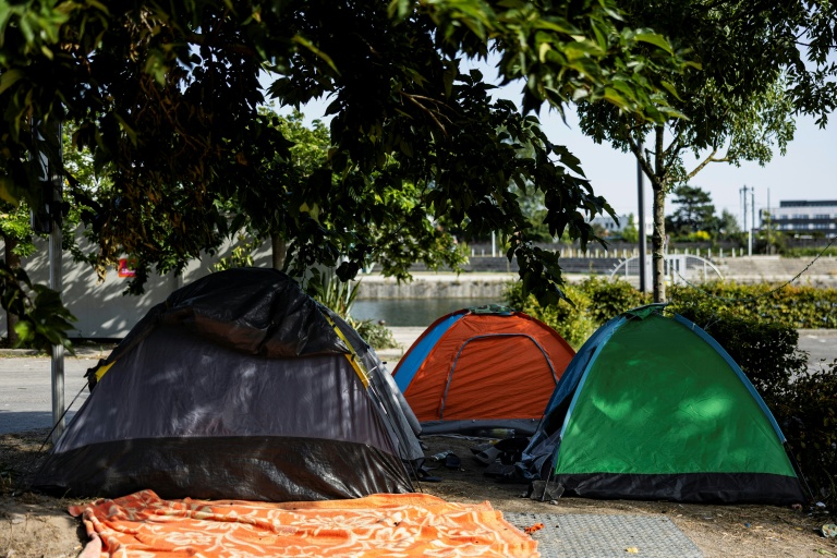 Des tentes de migrants dans le centre de Calais le 12 août 2025