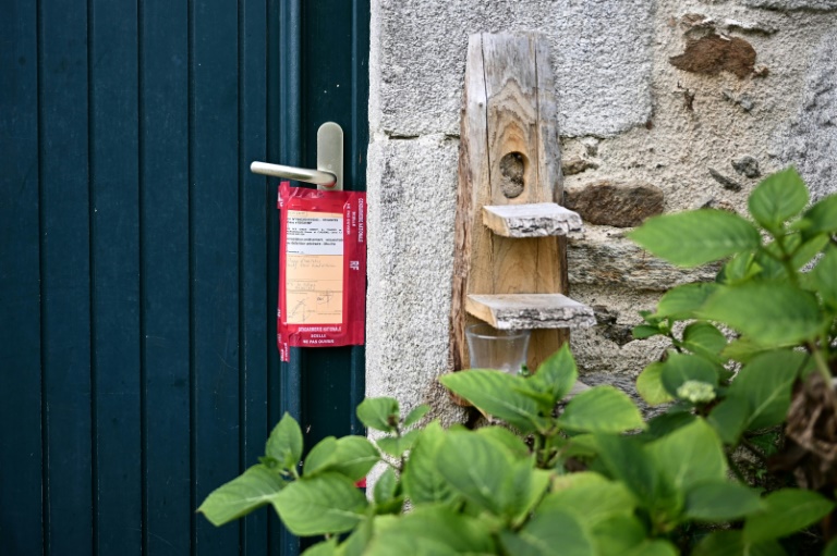 Des scellés sur la porte d'entrée de la maison où habitait Karine Esquivillon et Michel Pialle à Maché, en Vendée, le 16 juin 2023