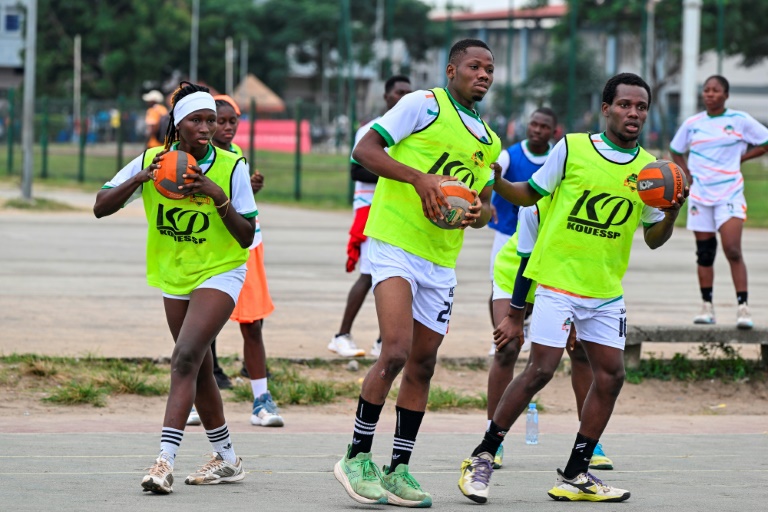 Des joueurs de l'équipe nationale de Côte d'Ivoire s'entraînent au dodgeball à l'Institut National de la Jeunesse et des Sports (INJS) dans la commune de Marcory, à Abidjan, le 11 août 2025